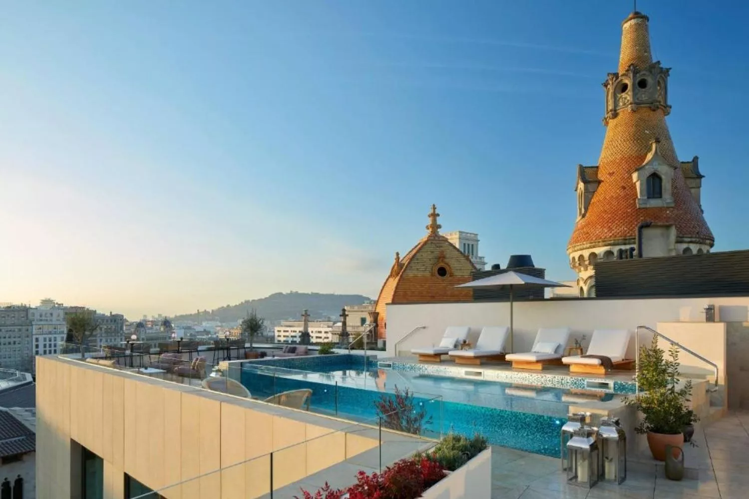 La piscina del hotel ME by Meliá de Barcelona / BOOKING