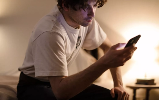 Una persona mira su móvil / PEXELS