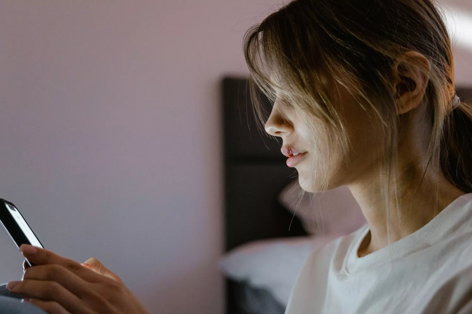 Una persona mira su móvil (12)