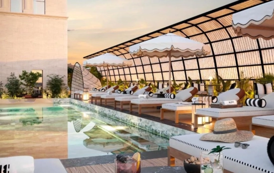 La piscina del hotel Bless Barcelona / BOOKING La piscina del hotel Bless Barcelona / BOOKING