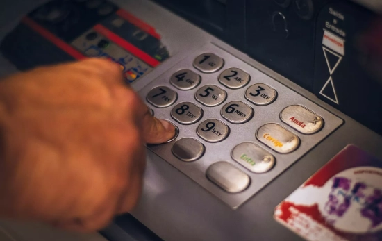Una persona saca dinero en el cajero / UNSPLASH Una persona saca dinero en el cajero / UNSPLASH