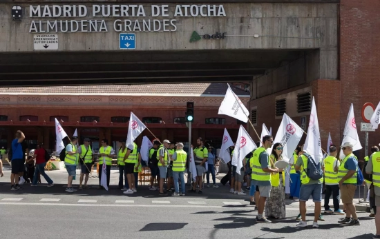 Manifestantes durante la segunda jornada de huelga en Renfe, en la Estación de Madrid Puerta de Atoc