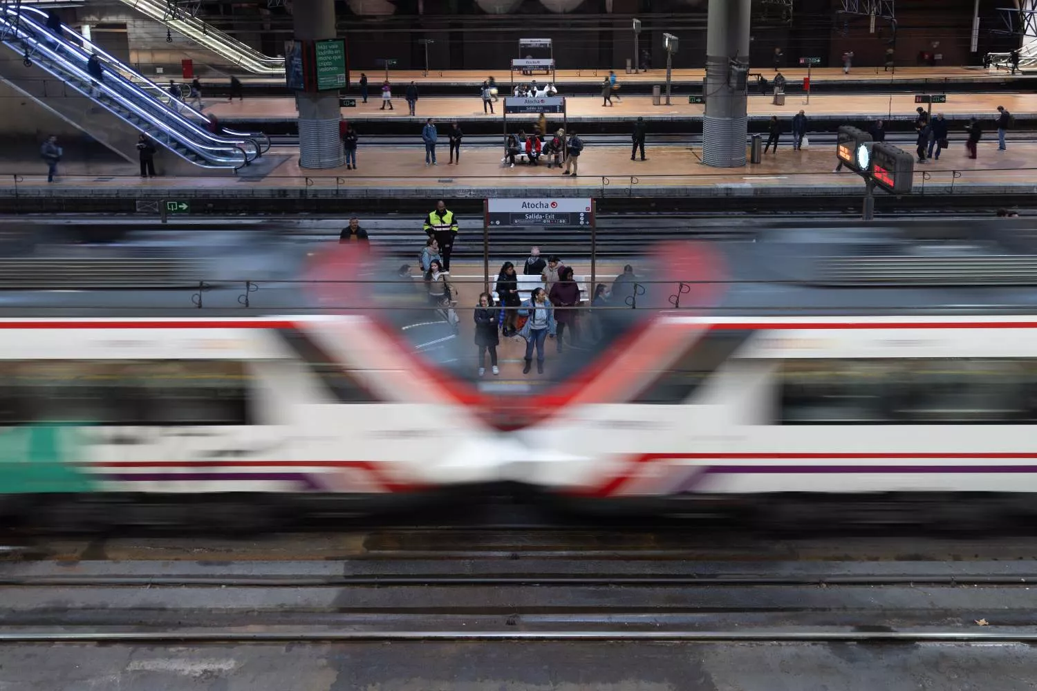 Decenas de personas esperando al tren / EUROPA PRESS - EDUARDO PARRA