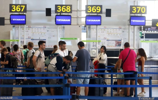 Turistas hacen colas en los puestos de embarque de Ryanair