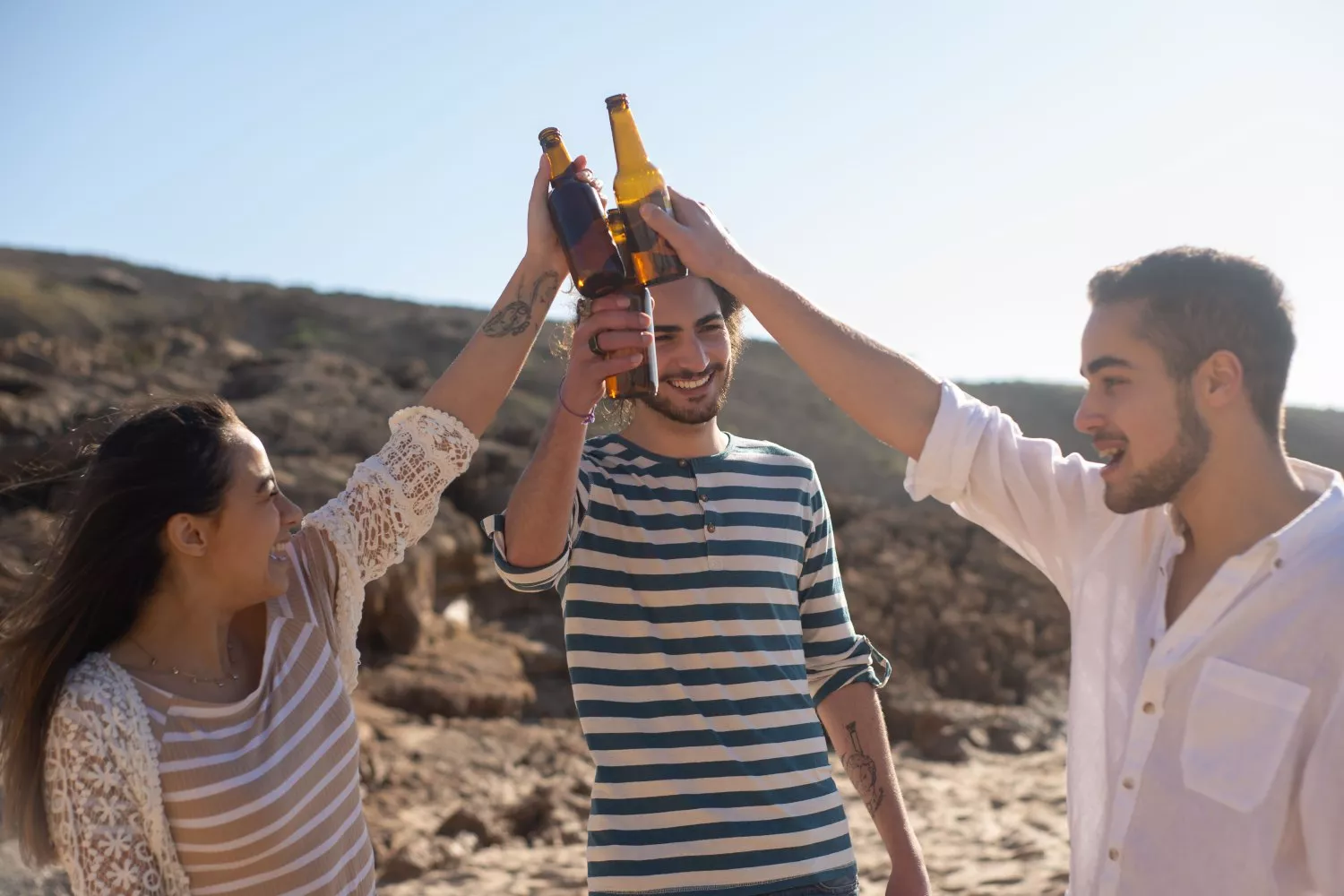 Varias personas brindan con cerveza / PEXLES
