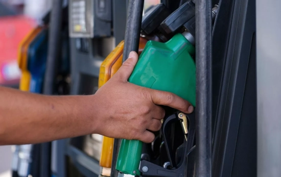 Una persona en una gasolinera / PEXELS Una persona en una gasolinera / PEXELS