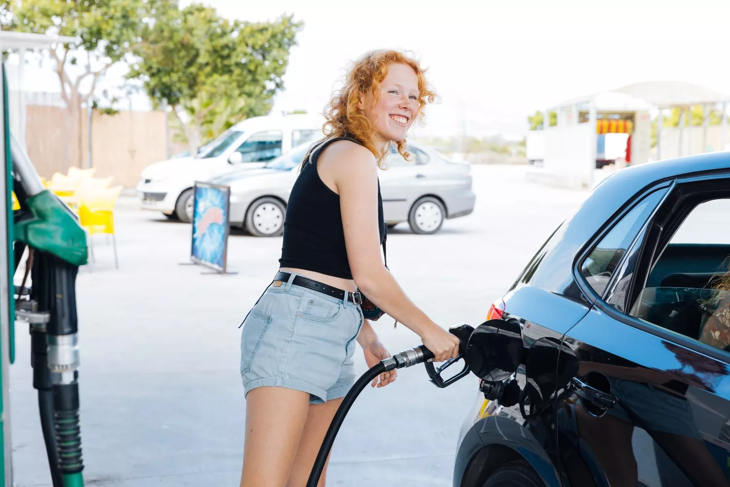 Una persona reposta en una gasolinera / MAGNIFIC