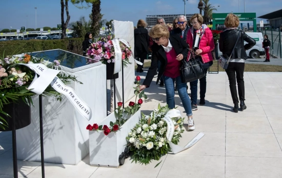Una mujer coloca una flor junto a una placa conmemorativa durante el homenaje a las víctimas del acc Una mujer coloca una flor junto a una placa conmemorativa durante el homenaje a las víctimas del acc