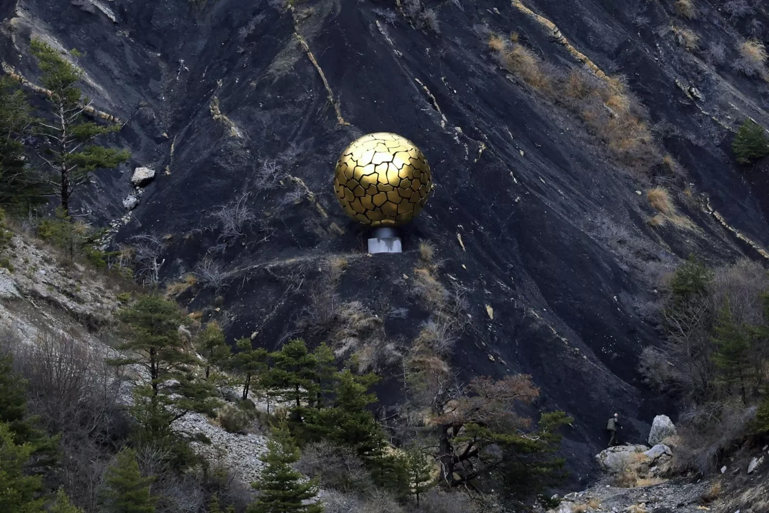 Una vista muestra la escultura 'Orbe Solar' en conmemoración de las víctimas del accidente del avión