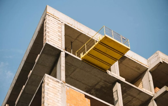 Un edificio en construcción / MAGNIFIC Un edificio en construcción / MAGNIFIC