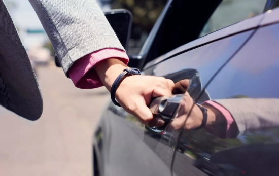Una persona abre la puerta de su coche / UNSPLASH Una persona abre la puerta de su coche / UNSPLASH