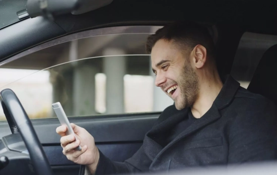 Una persona mira su móvil dentro de un coche / PEXELS Una persona mira su móvil dentro de un coche / PEXELS