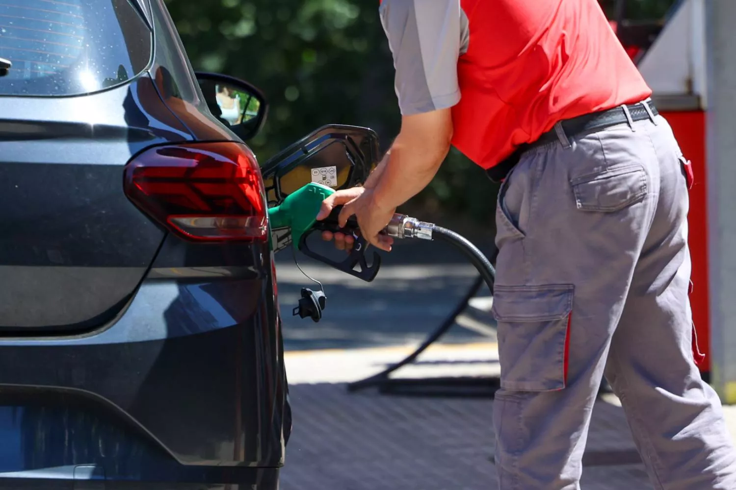 Una persona reposta gasolina en un coche, en una gasolinera, a 1 de julio de 2026, en Madrid / EP