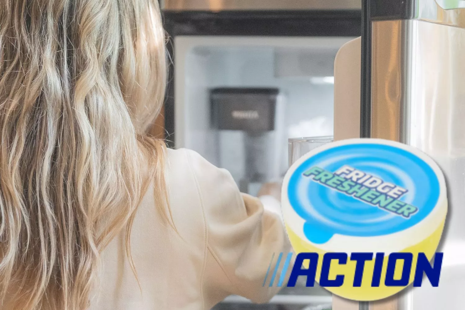 Una persona abriendo la nevera y el ambientador de Action para el frigorífico / Fotomontaje CONSUMIDOR GLOBAL