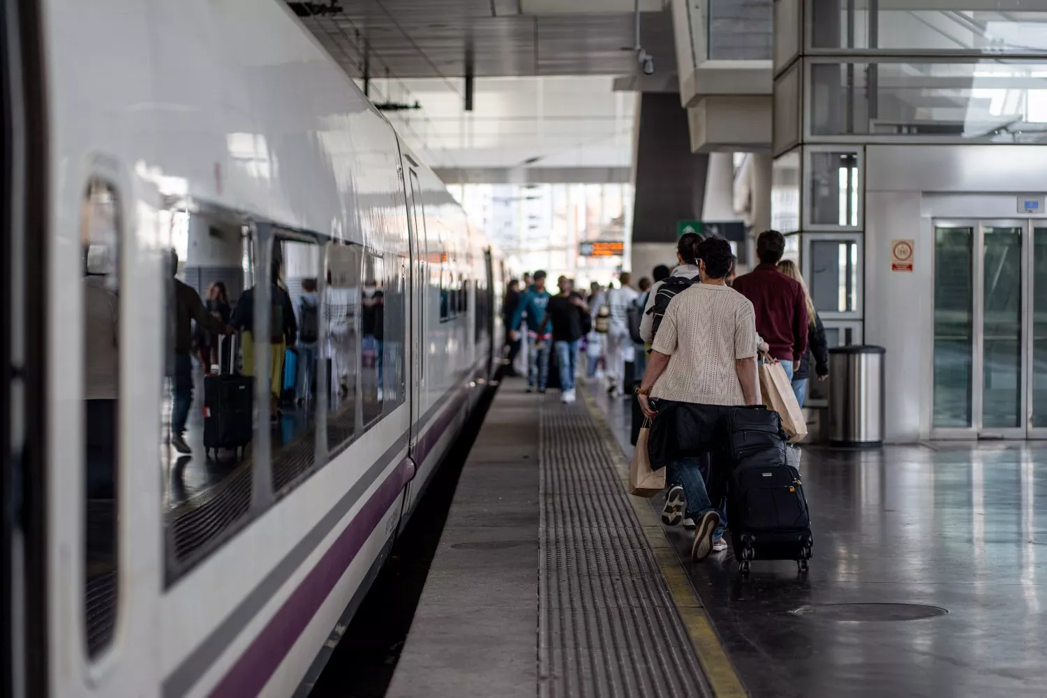Pasajeros se suben a un tren AVE destino Málaga / EUROPA PRESS - GABRIEL LUENGAS