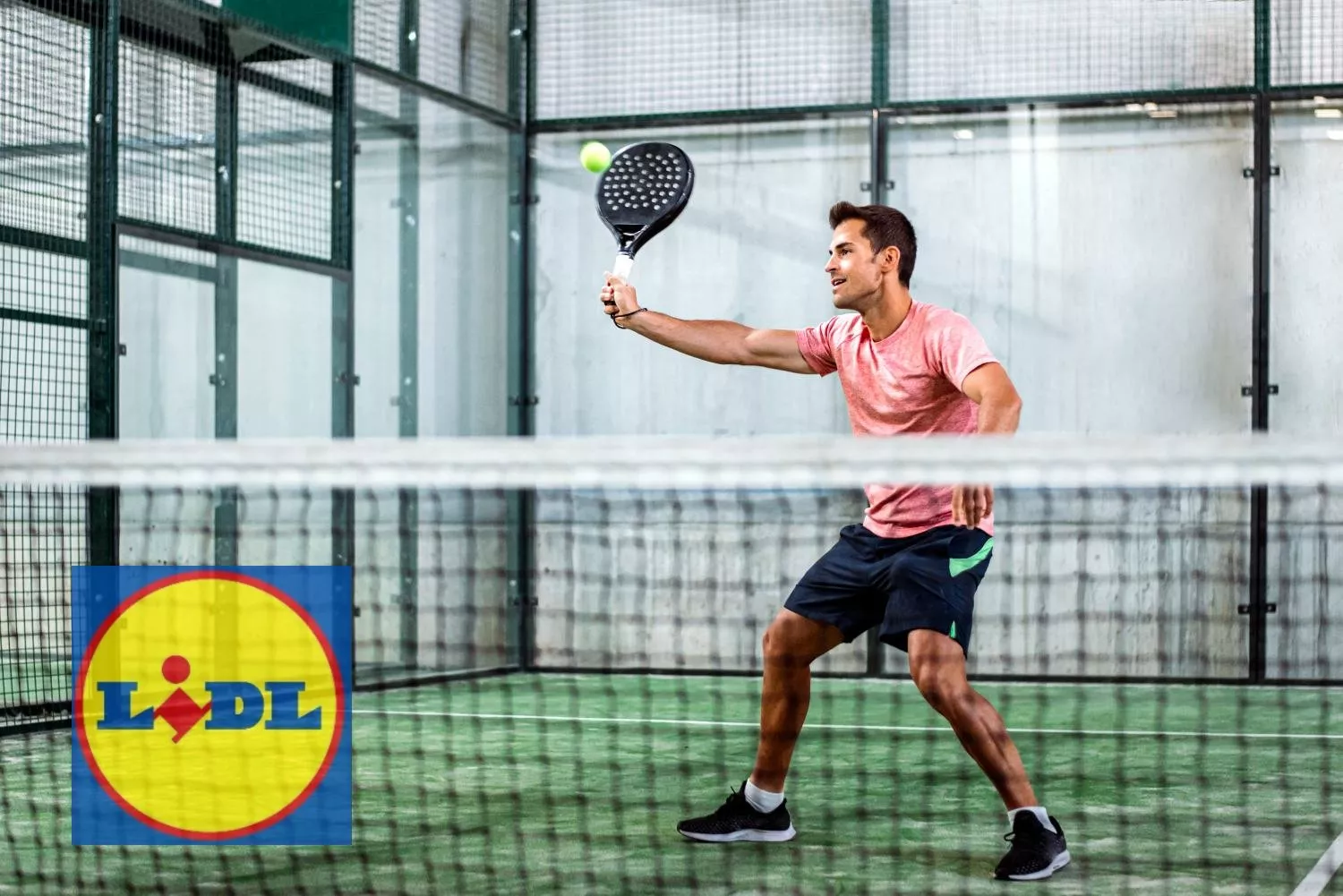 Una persona juega al pádel con un logo de Lidl / FOTOMONTAJE