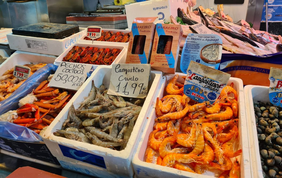 Langostinos y pechos de la Pescadería El Cantábrico del Mercado de Tirso de Molina en Madrid / MARTA PEIRO