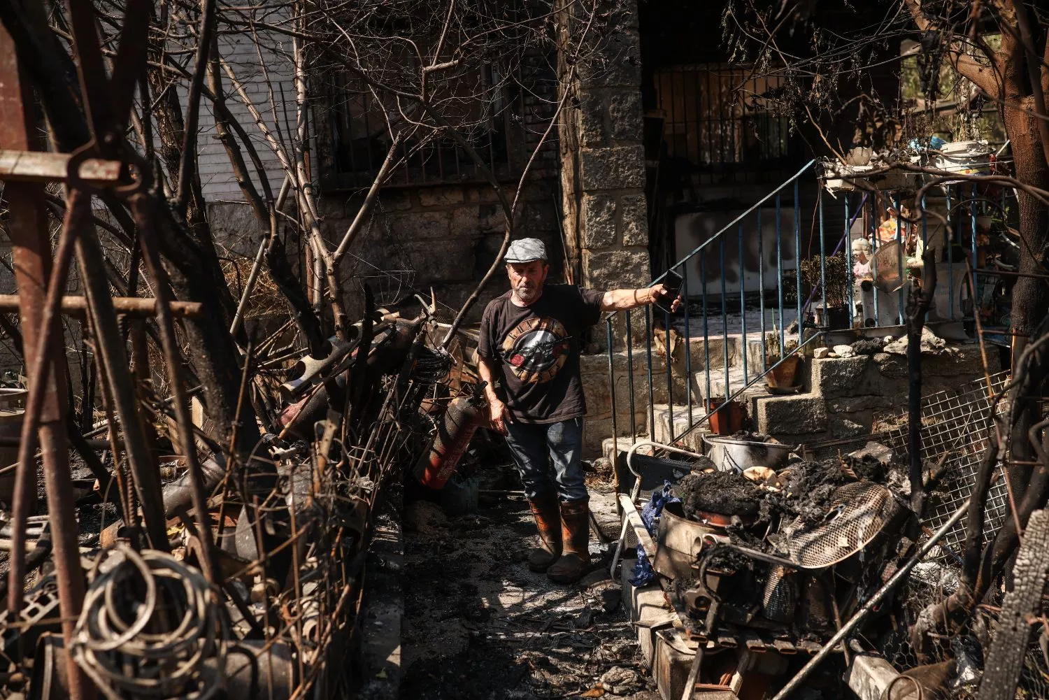 Un vecino en su casa calcinada por el incendio forestal, en Pelayos de la Presa, Madrid   Alejandro (1)