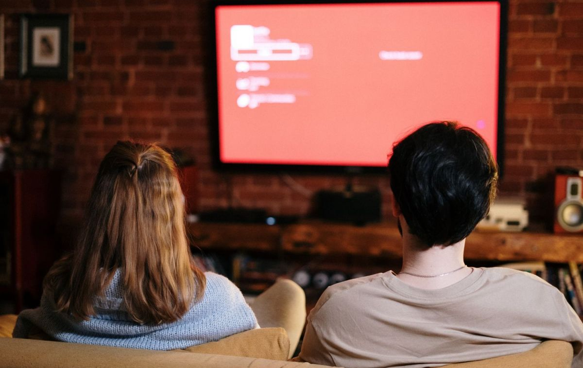 Una pareja ve una película en una plataforma de streaming / PEXELS