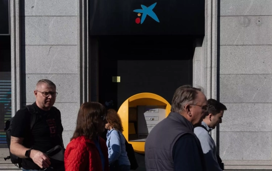 Varias personas pasan delante de un cajero CaixaBank / EUROPA PRESS Varias personas pasan delante de un cajero CaixaBank / EUROPA PRESS