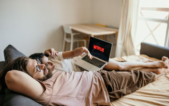 Una pareja ve Netflix, una de las plataformas de streaming más populares / Pexels