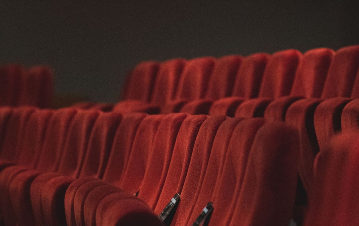 Varios asientos vacíos en una sala de cine, una industria que compite con el streaming / UNSPLASH