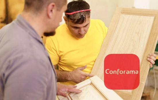 Un técnico de Conforama con un mueble / FOTOMONTAJE Un técnico de Conforama con un mueble / FOTOMONTAJE