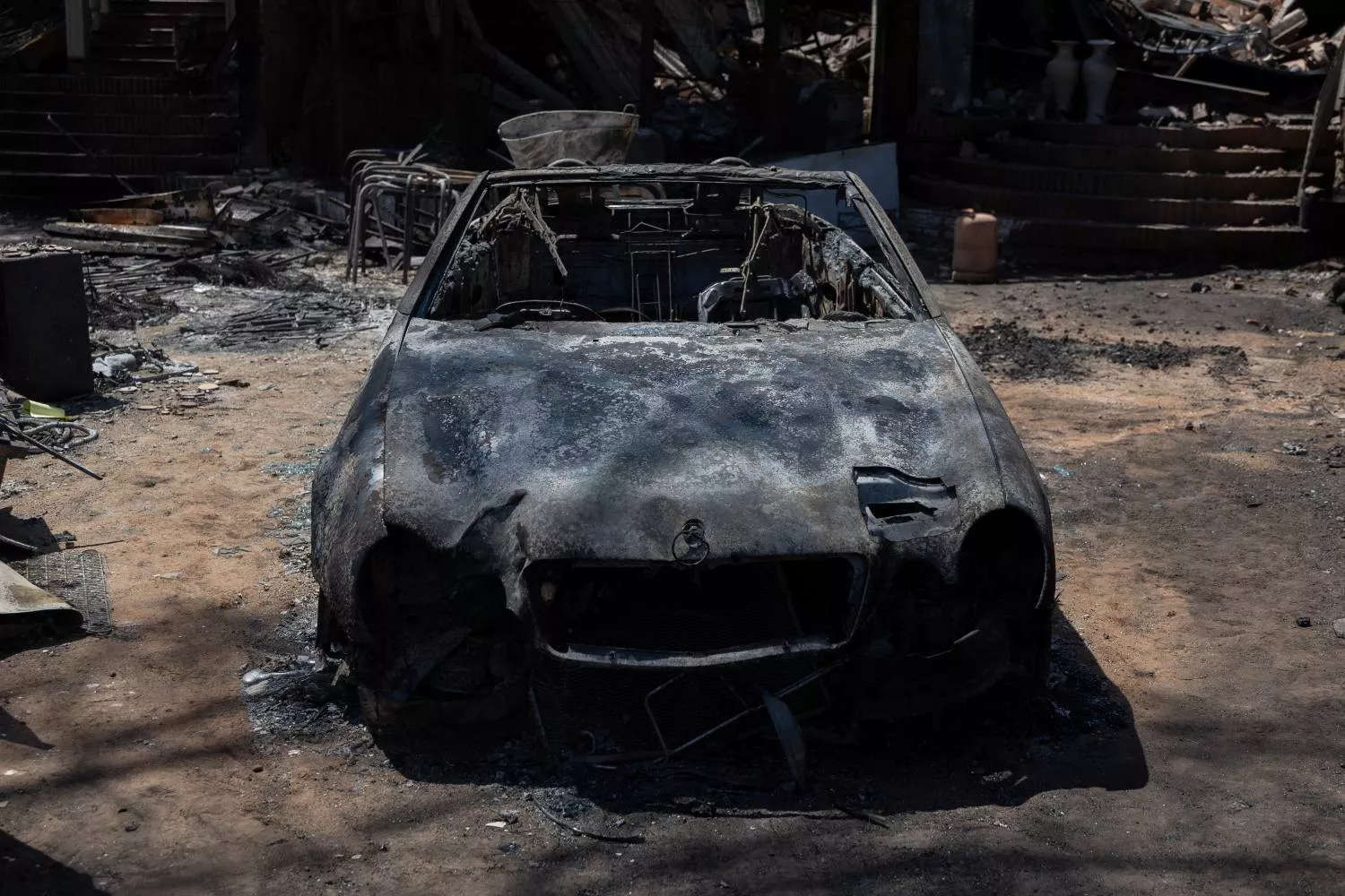 Un coche calcinado tras el paso del incendio de la Sierra Oeste de Madrid, a 30 de julio de 2026, en