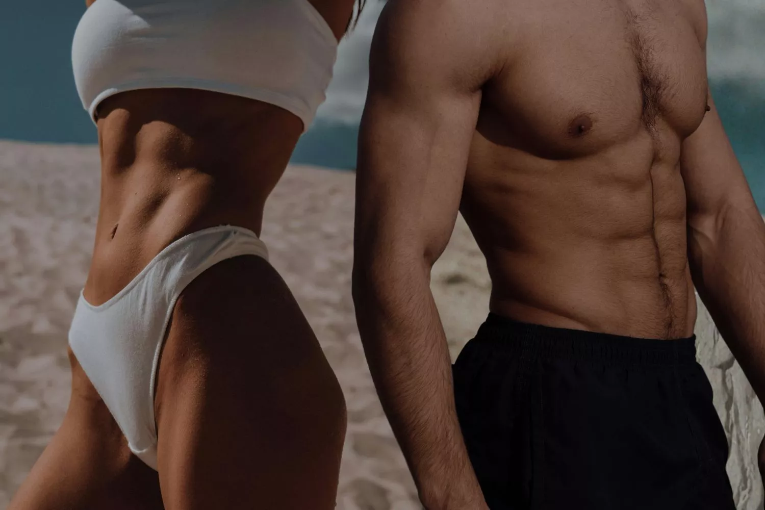 Dos personas con un cuerpo en forma durante las vacaciones / Fotomontaje CONSUMIDOR GLOBAL