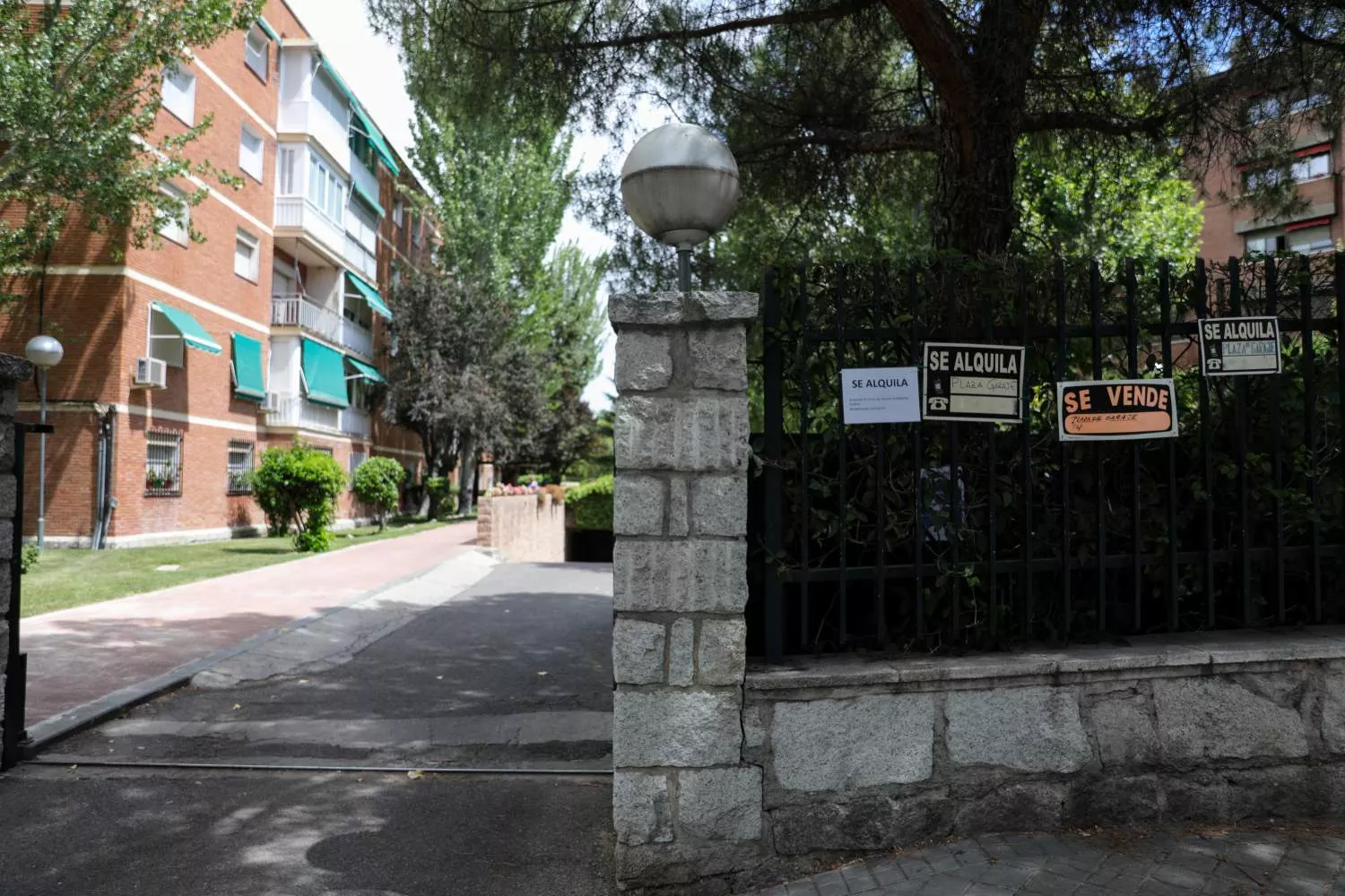 Carteles de 'se vende' y 'se alquila' junto a un bloque de pisos / EUROPA PRESS - JESÚS HELLÍN