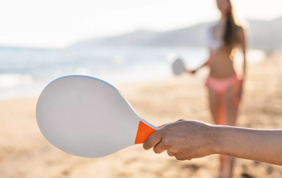 Dos personas jugando a las palas en la playa/ CANVA Dos personas jugando a las palas en la playa/ CANVA