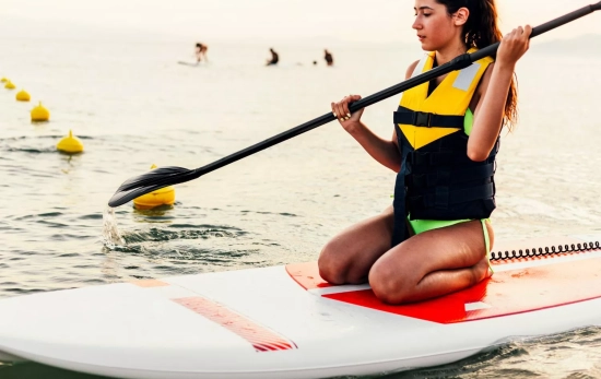 Una persona sale al mar con el paddle surf/ CANVA Una persona sale al mar con el paddle surf/ CANVA