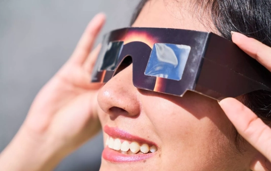 Una chica con gafas para ver el eclipse solar / EP Una chica con gafas para ver el eclipse solar / EP