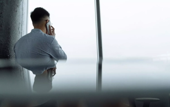 Una persona habla por teléfono de espaldas / PEXELS Una persona habla por teléfono de espaldas / PEXELS