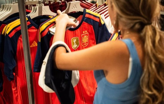 Una chica en la tienda Adidas compra la nueva camiseta de La Roja / SIMÓN SÁNCHEZ