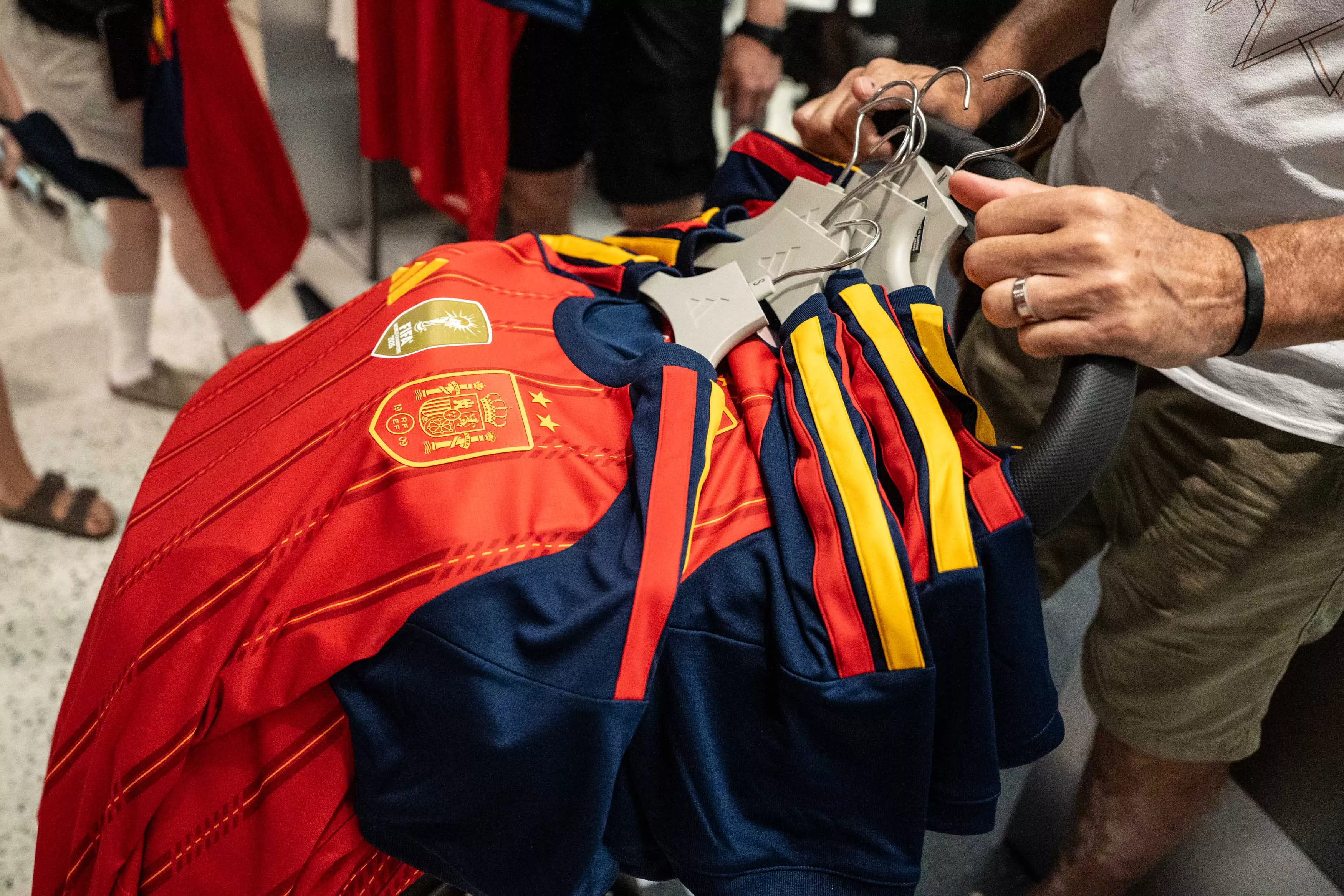 Nueva camiseta de la Selección Española con las dos estrellas / SIMÓN SÁNCHEZ