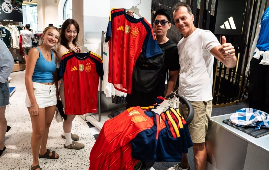 Varios clientes compran la nueva camiseta de España en Adidas / SIMÓN SÁNCHEZ