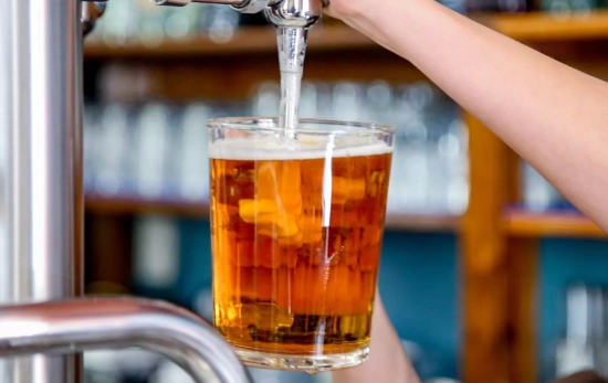 Un camarero tira una cerveza en un bar / EUROPA PRESS - RICARDO RUBIO Un camarero tira una cerveza en un bar / EUROPA PRESS - RICARDO RUBIO