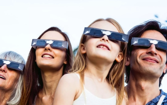 Una familia viendo el eclipse con las gafas correctas y homologadas/ CEDIDA Una familia viendo el eclipse con las gafas correctas y homologadas/ CEDIDA