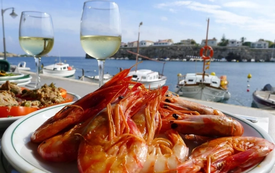 Un plato de gambas y un par de copas de vino en el restaurante Trébol / TRIPADVISOR Un plato de gambas y un par de copas de vino en el restaurante Trébol / TRIPADVISOR