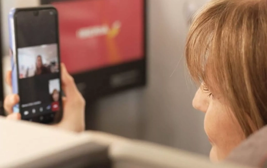 Una pasajera disfruta de la tecnología Starlink en un vuelo de Iberia / IBERIA Una pasajera disfruta de la tecnología Starlink en un vuelo de Iberia / IBERIA