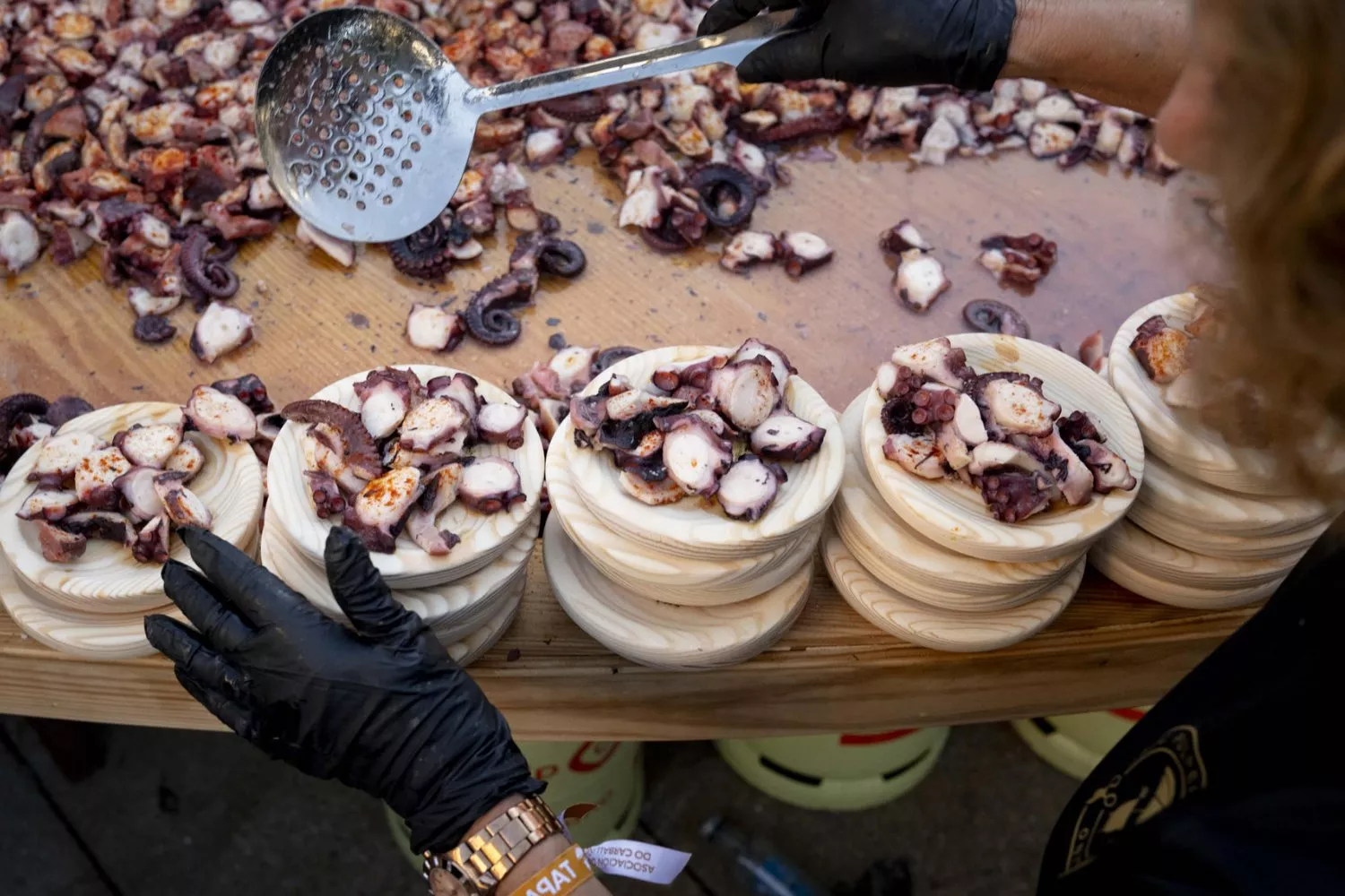 Pulpeiras preparando la tapa de pulpo más grande del mundo en O Carballiño (Ourense) / EFE AGRO