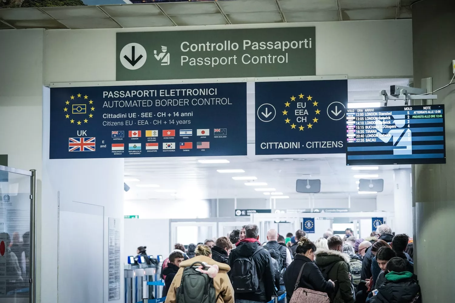 Viajeros hacen cola en el control de pasaportes del aeropuerto de Caselle en Turín, Italia   Tino Ro