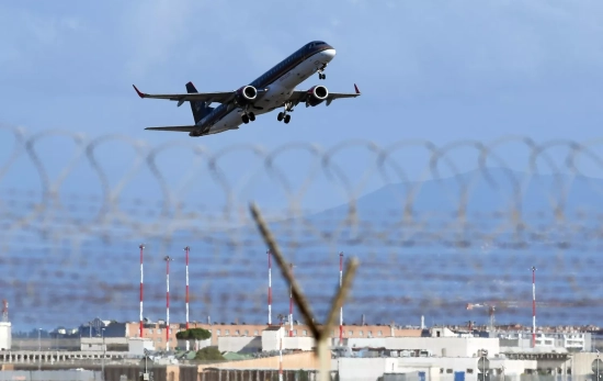 Aterrizaje del avión en el Aeropuerto Internacional Leonardo da Vinci de Fiumicino. Fiumicino (Itali Aterrizaje del avión en el Aeropuerto Internacional Leonardo da Vinci de Fiumicino. Fiumicino (Itali