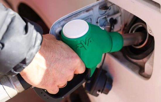 Una persona reposta en una gasolinera (3) Una persona reposta en una gasolinera (3)