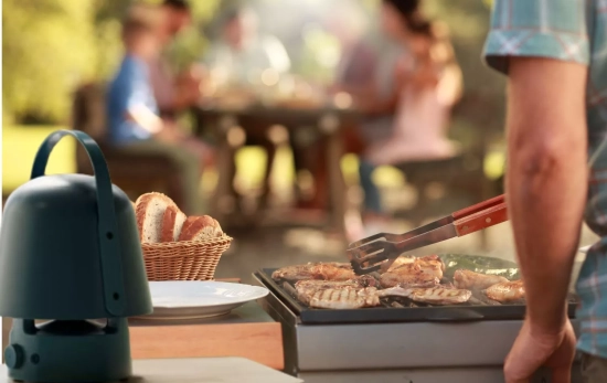 Lámpara altavoz Bluetooth muy útil para ambientar una barbacoa en el exterior/ Fotomontaje Consumidor Global Lámpara altavoz Bluetooth muy útil para ambientar una barbacoa en el exterior/ Fotomontaje Consumidor Global