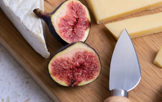 Los higos le queda genial a una tabla con este queso afrutado como protagonista/ CANVA