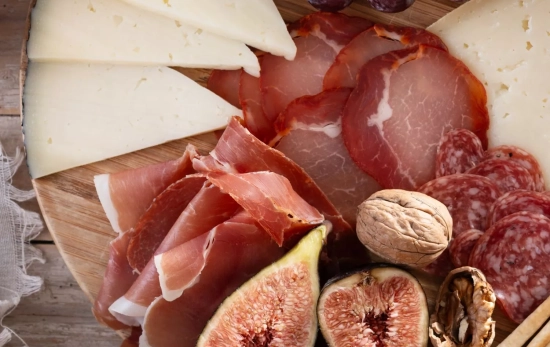 Una tabla de queso con uno tipo afrutado como el del Mercadona/ CANVA