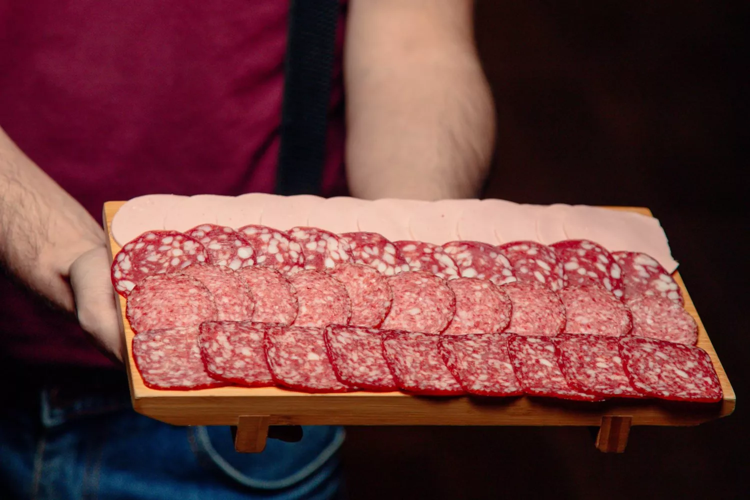 Una persona con un plato de salchichón / MAGNIFIC