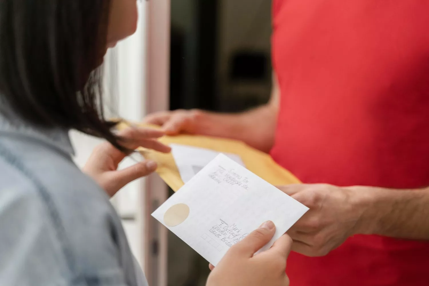 Una persona recibe una carta / MAGNIFIC